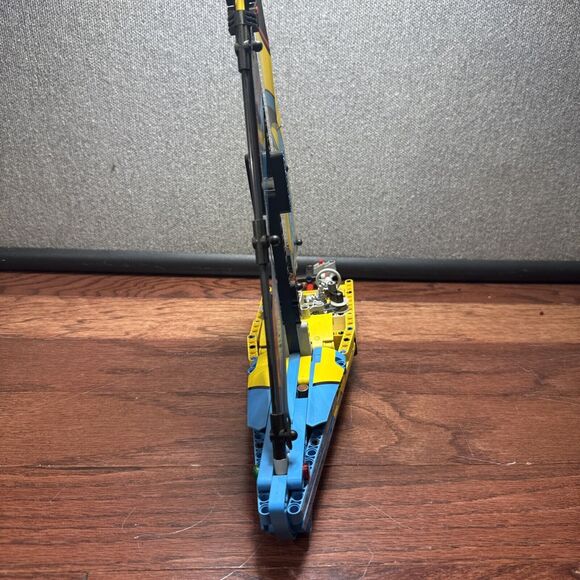 LEGO TECHNIC: Racing Yacht (42074) Complete - Picture 4 of 9